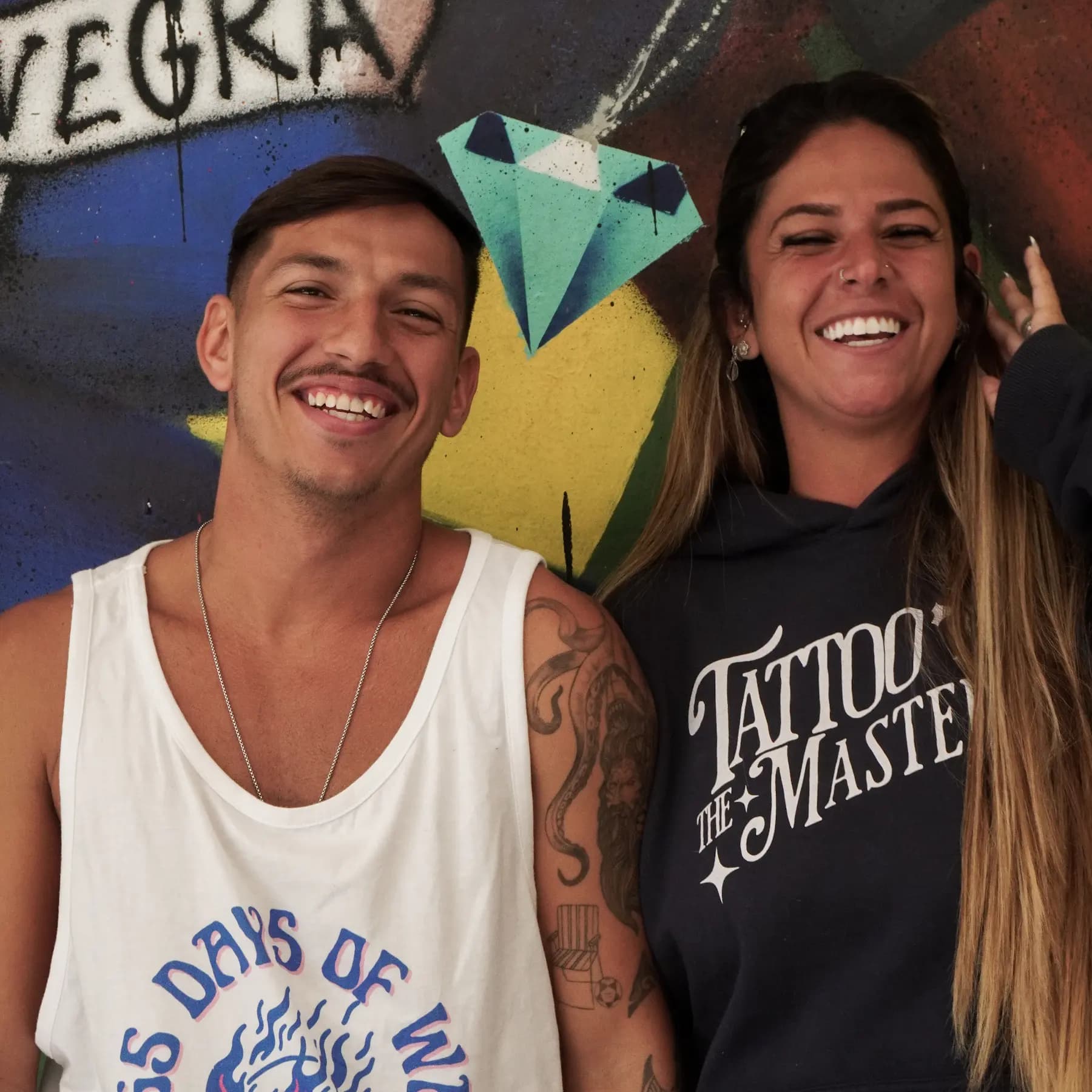 Dupla TMZ no muro grafitado