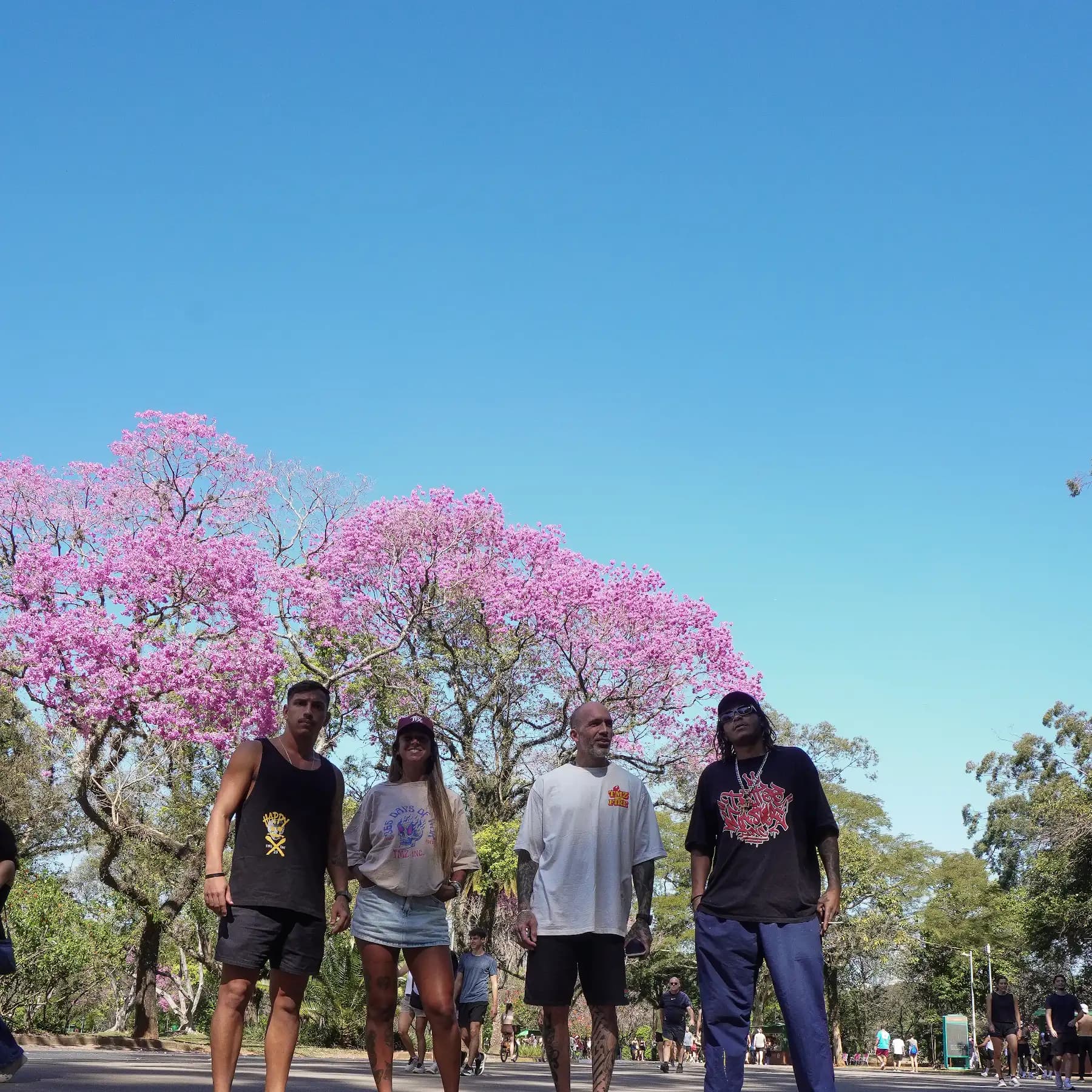 Crew TMZ reunida no parque
