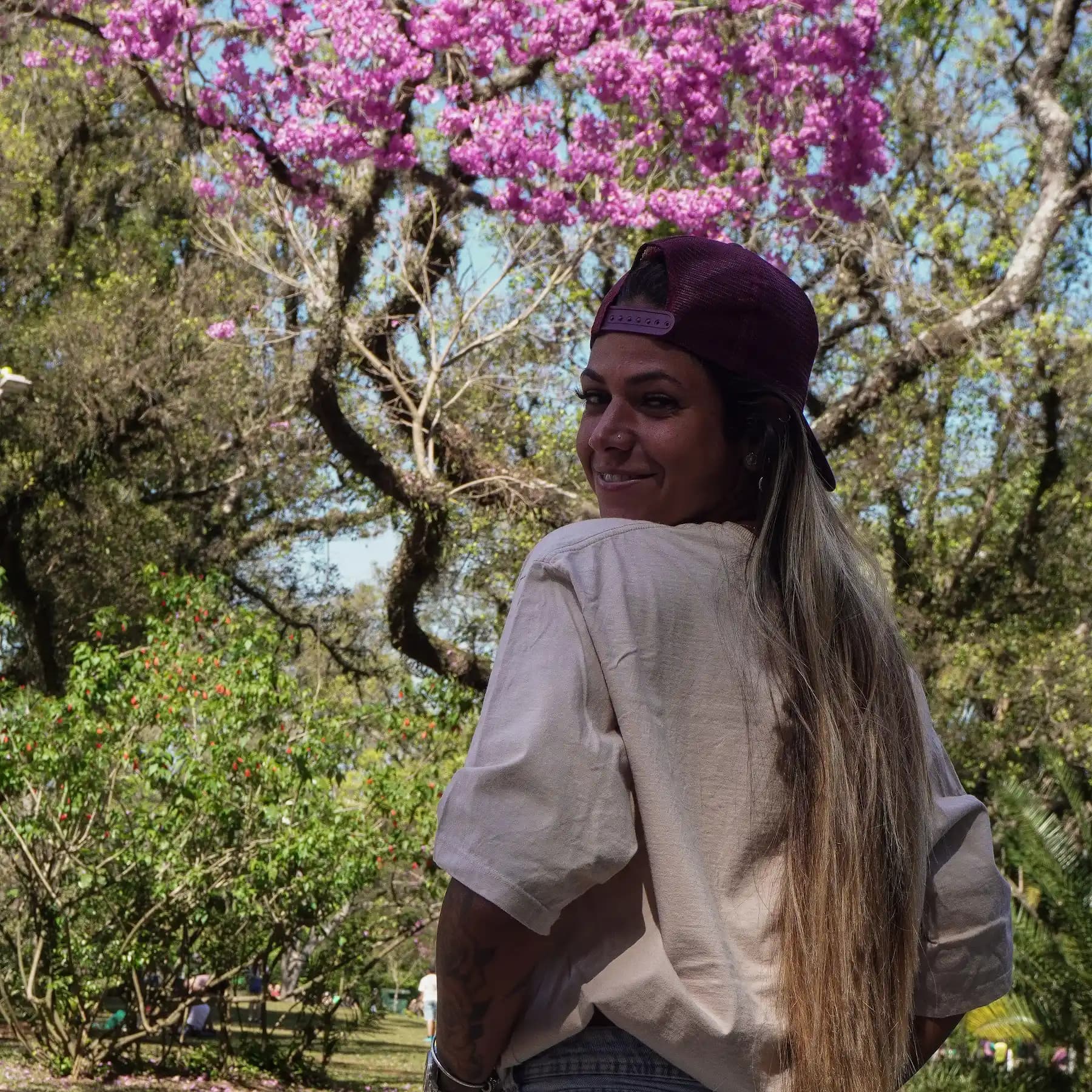 Caimento oversized da camiseta bege TMZ vista de costas