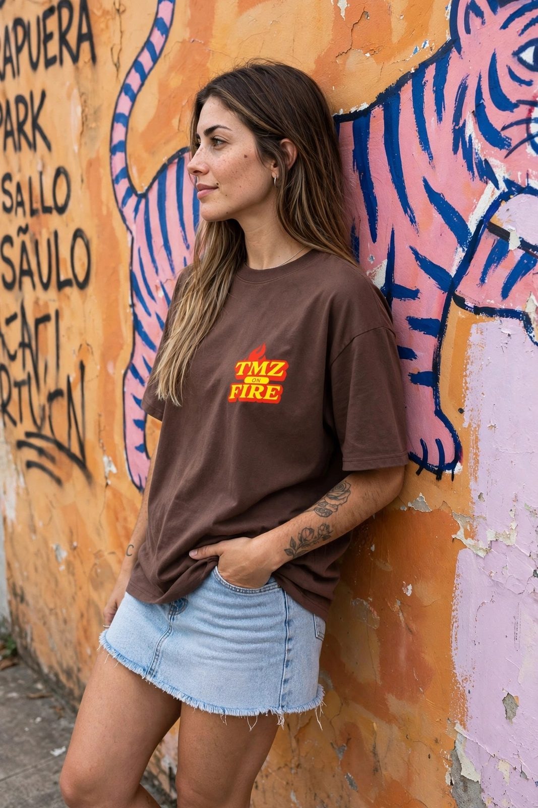 Camiseta Oversized TMZ Fire — Marrom, vista 4