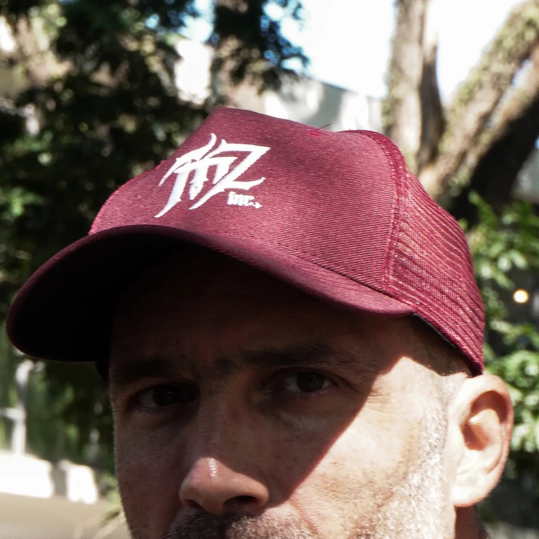 Boné bordô TMZ com monograma bordado
