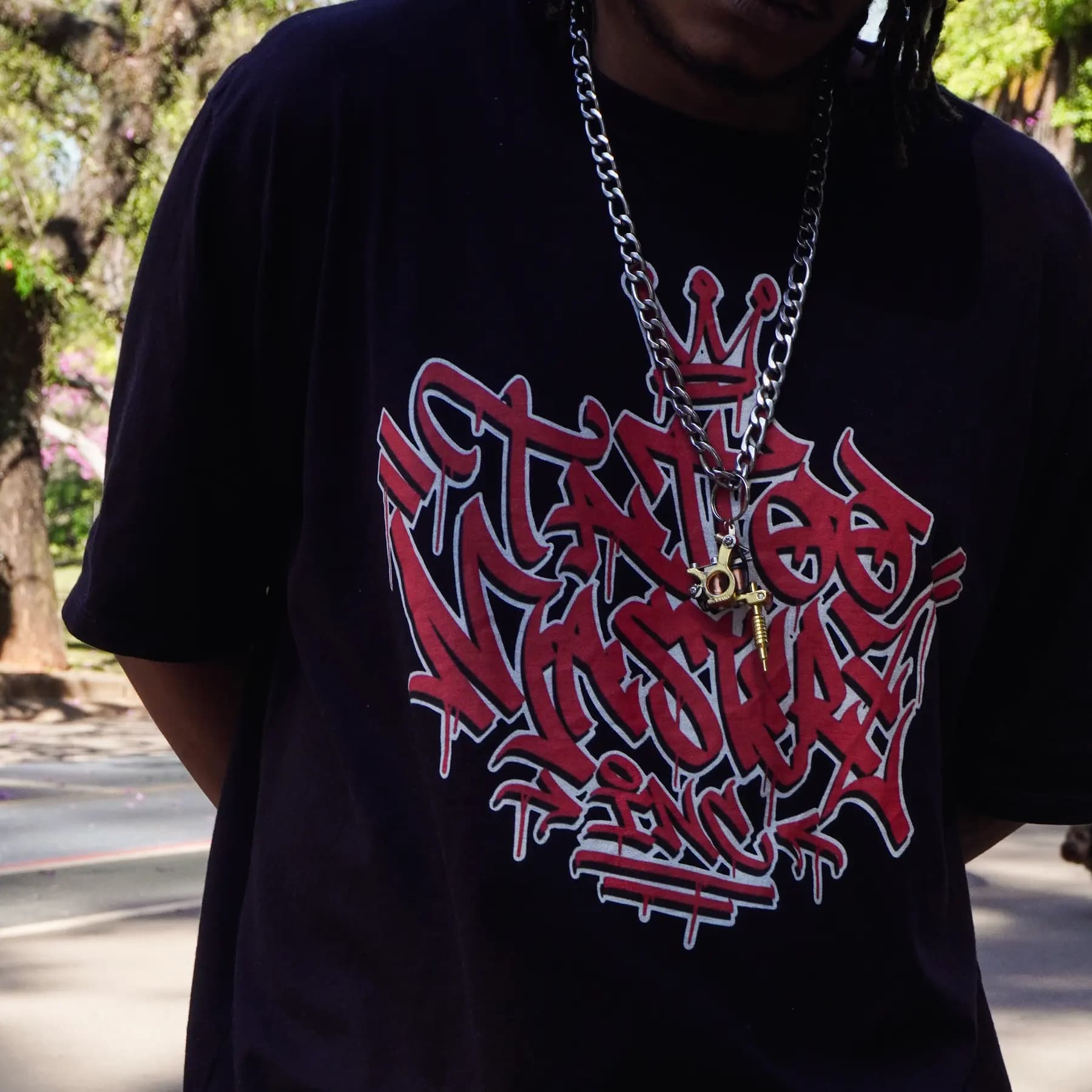 Estampa wildstyle vermelha com coroa em camiseta azul-marinho