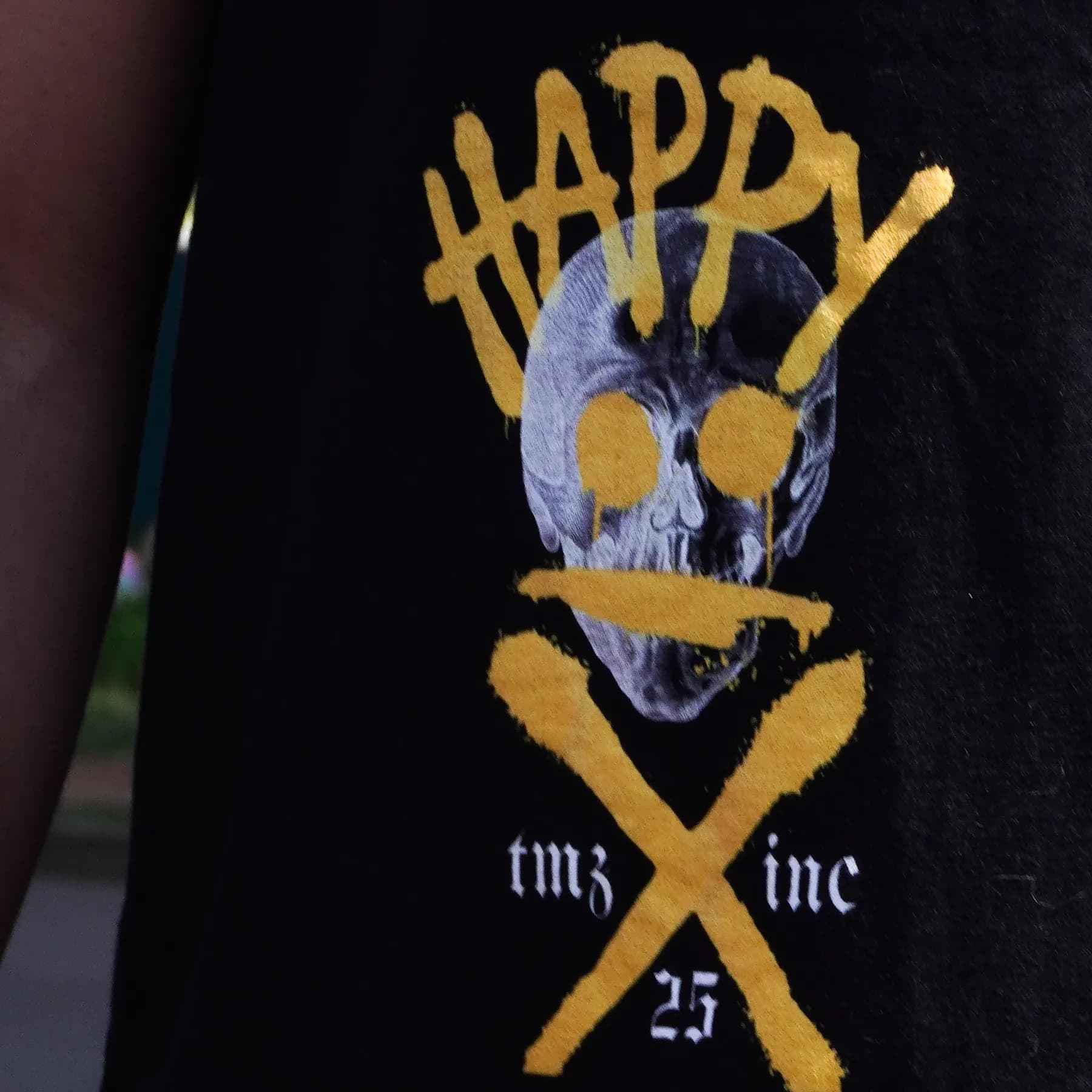 Detalhe da estampa Happy em camiseta preta