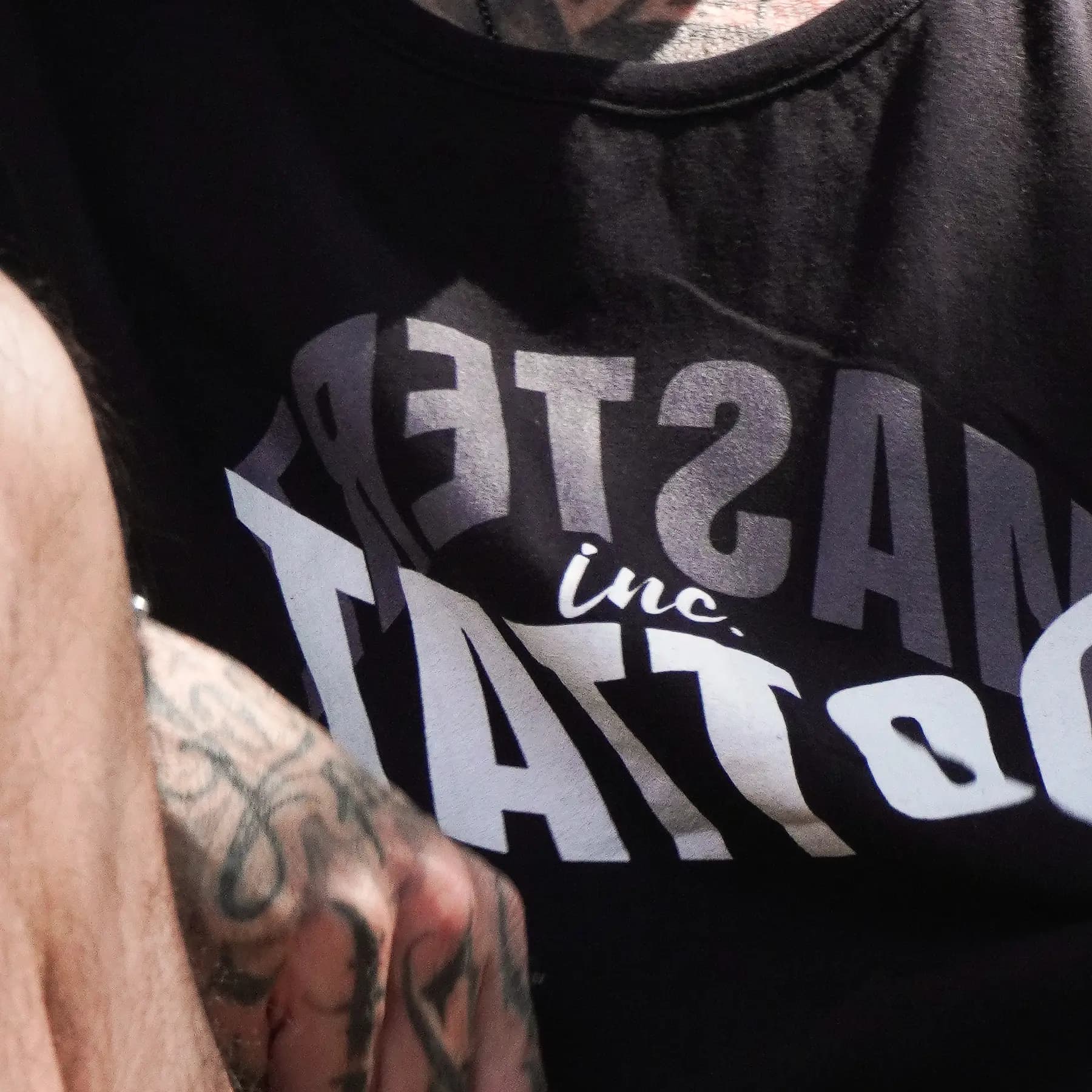 Detalhe da estampa MasterZ Tattoo em arco