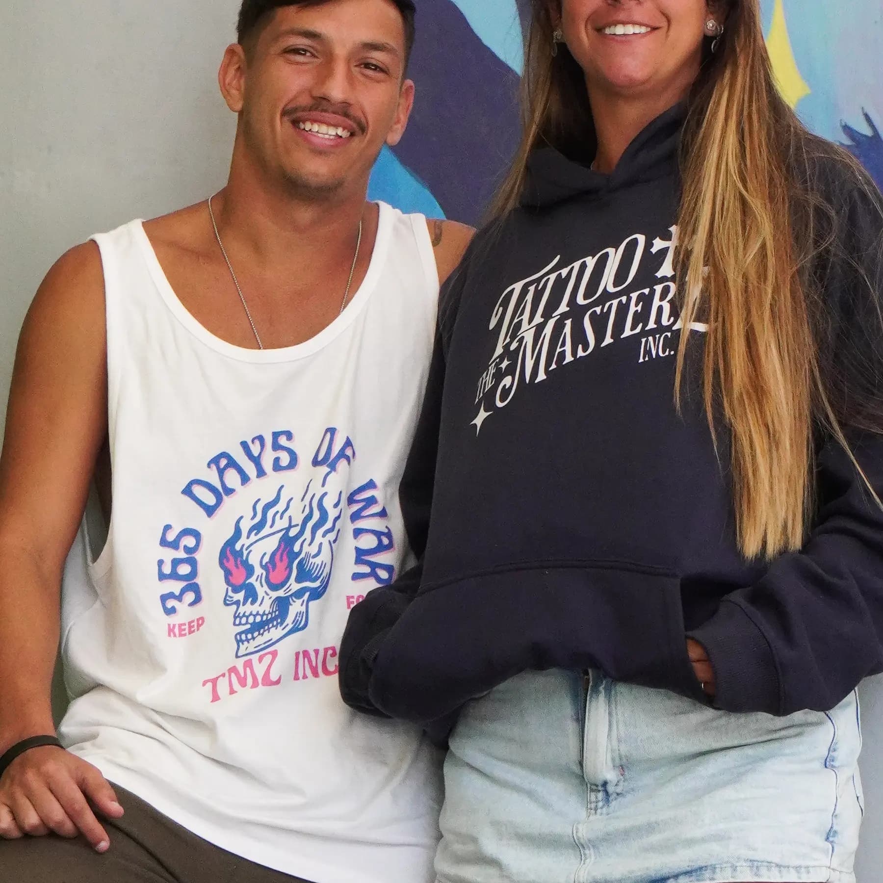 Moletom azul-marinho TMZ com script e estrelas