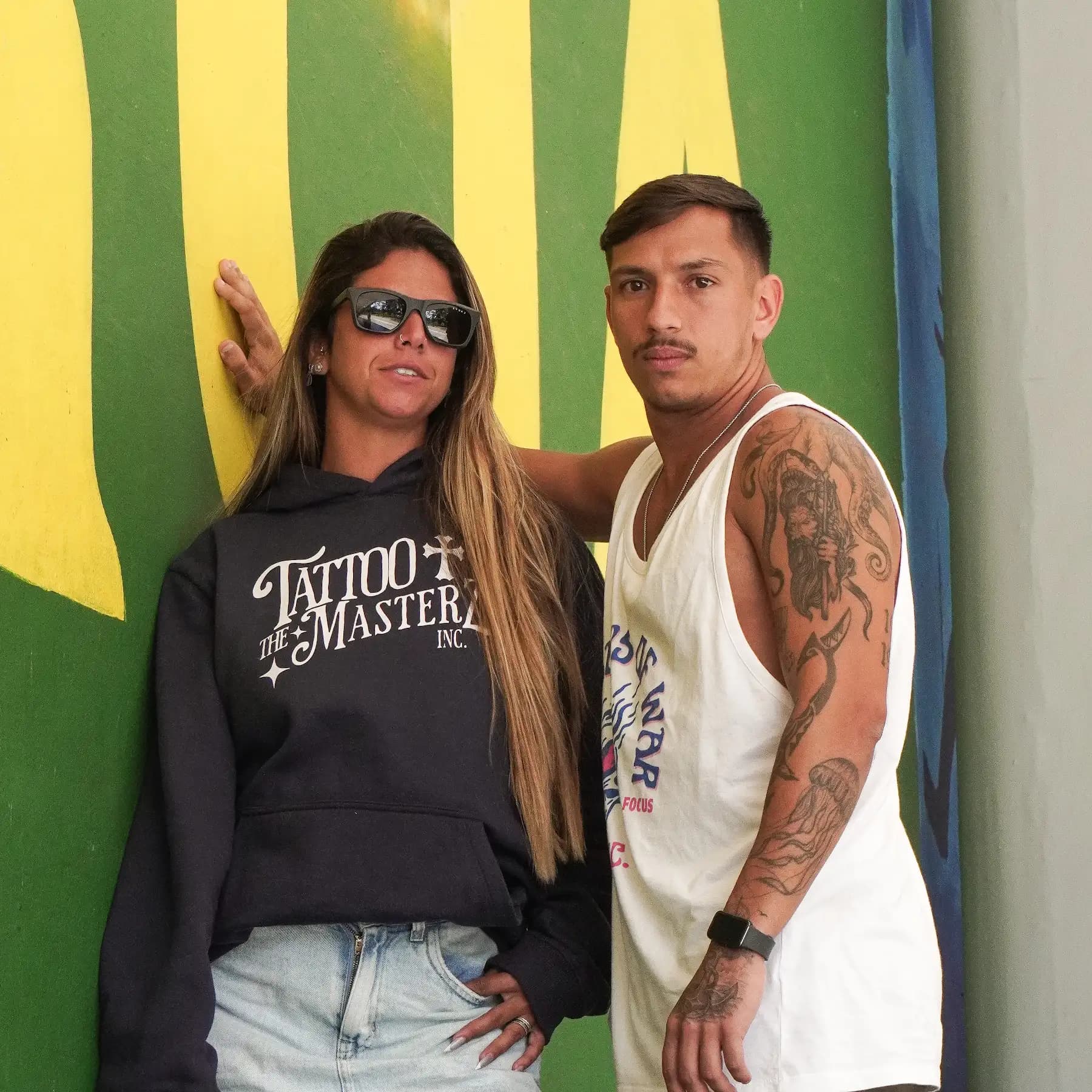 Dupla TMZ no muro amarelo