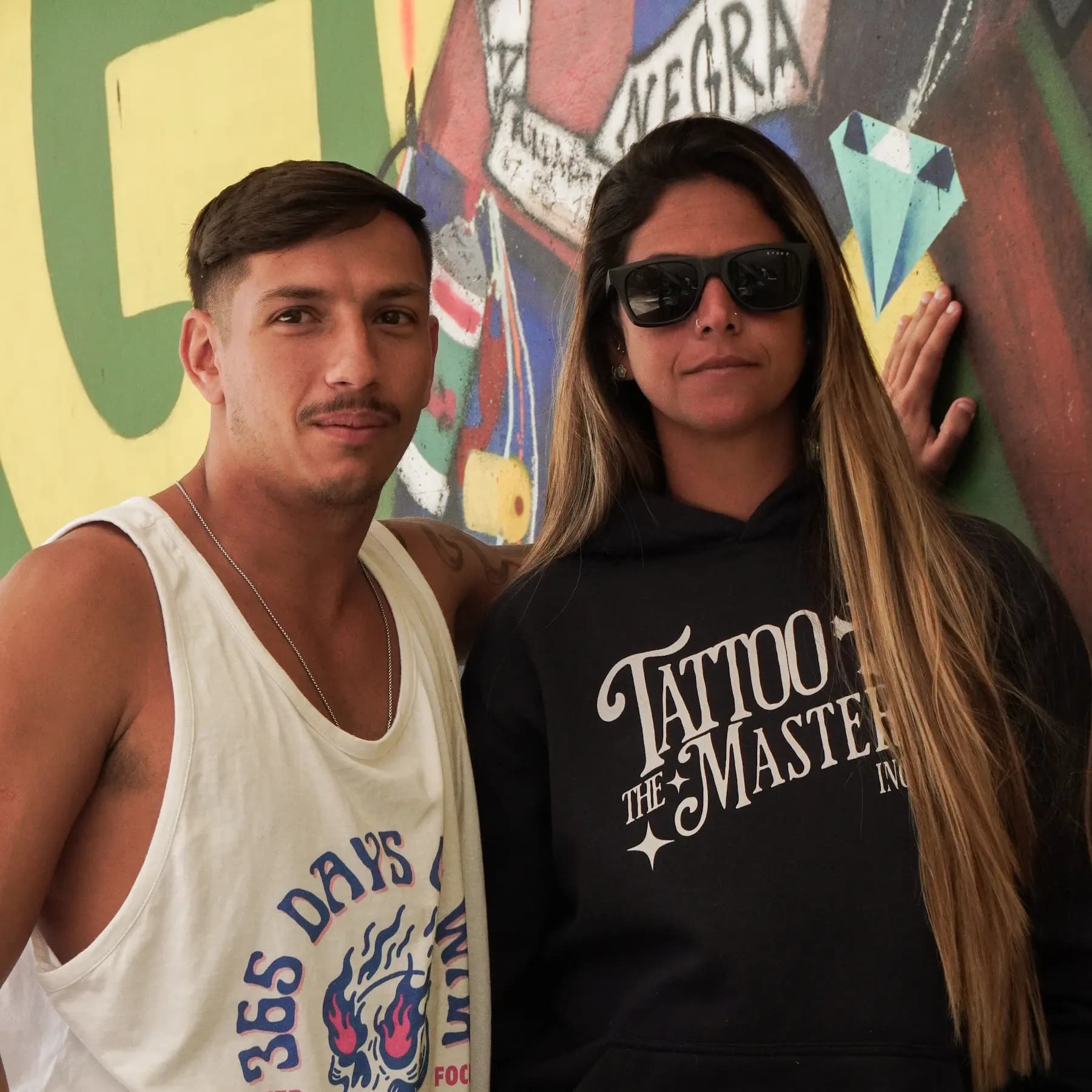 Dupla TMZ no muro grafitado