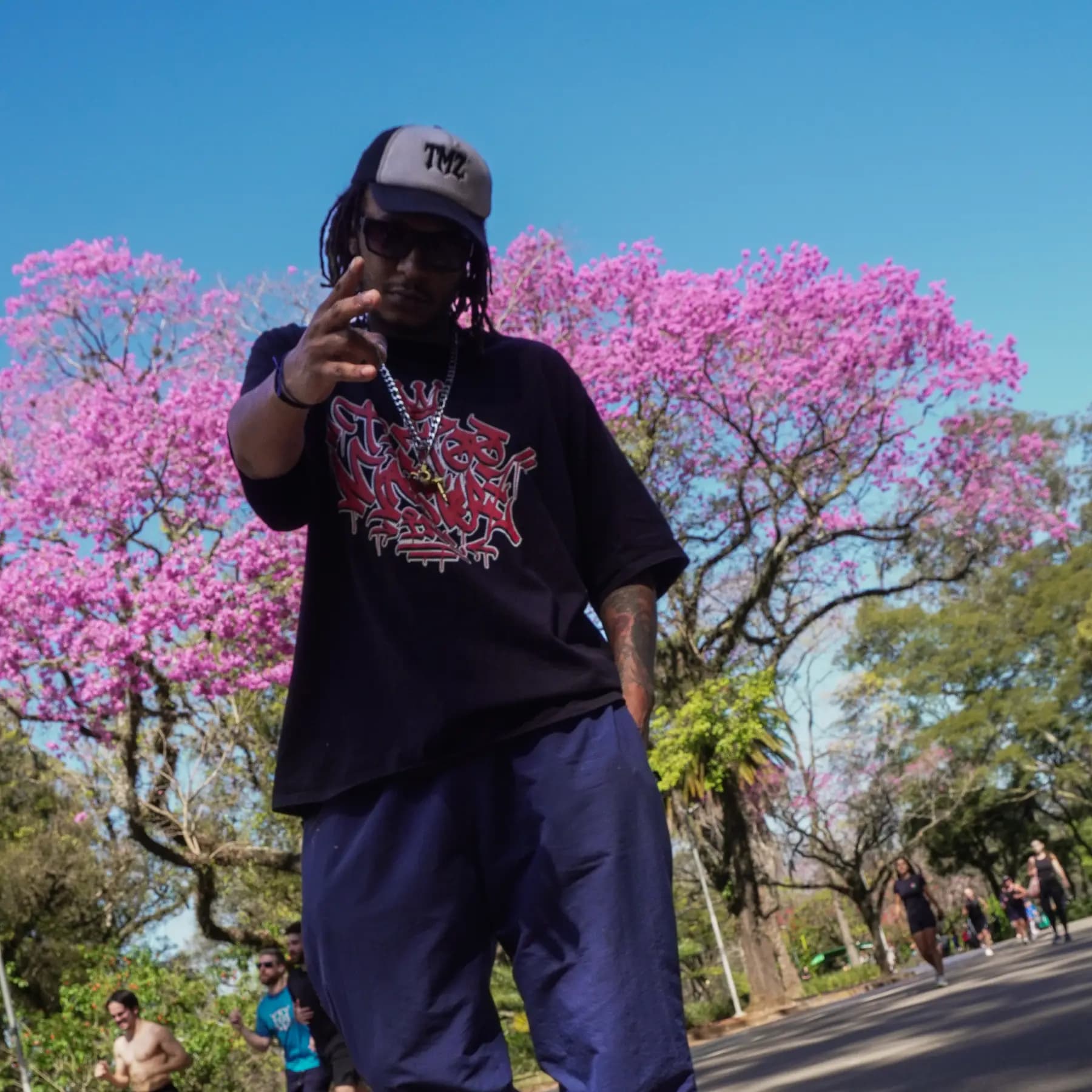 Camiseta oversized azul-marinho com estampa graffiti