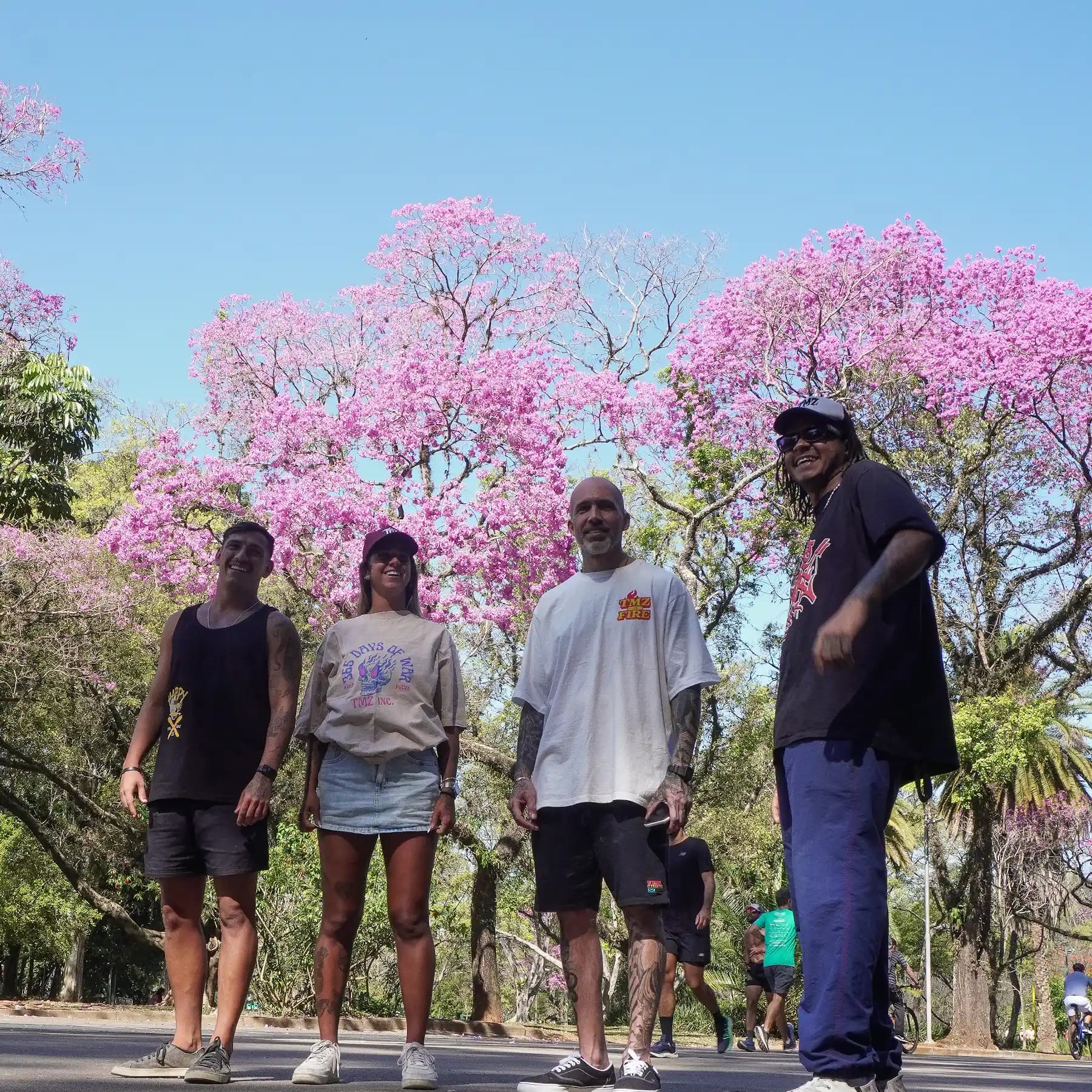 Crew TMZ caminhando junta sob os ipês do Ibirapuera