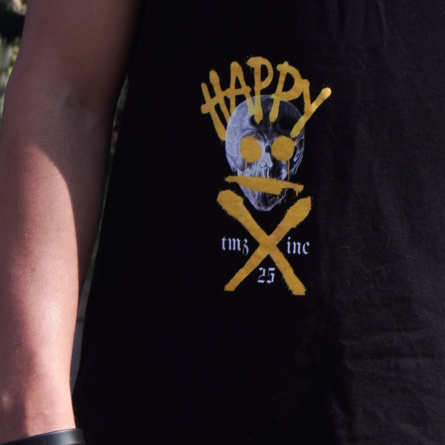 Camiseta preta TMZ com estampa Happy dourada