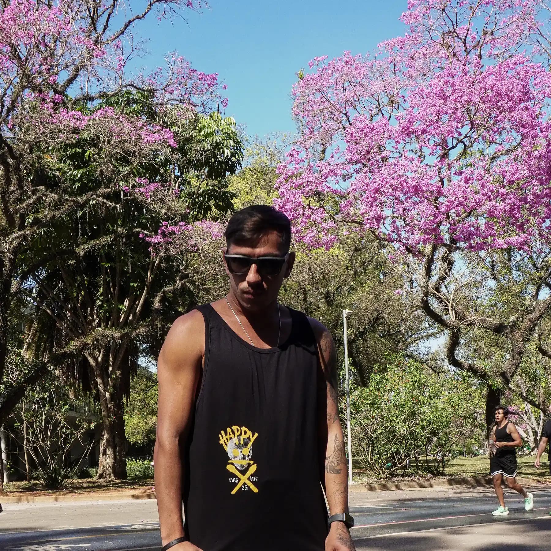 Regata preta TMZ sob o ipê rosa do Ibirapuera
