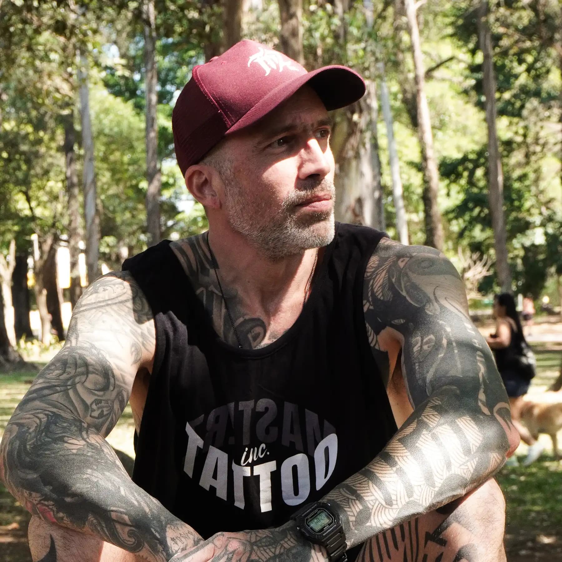 Regata preta MasterZ Tattoo com boné bordô TMZ