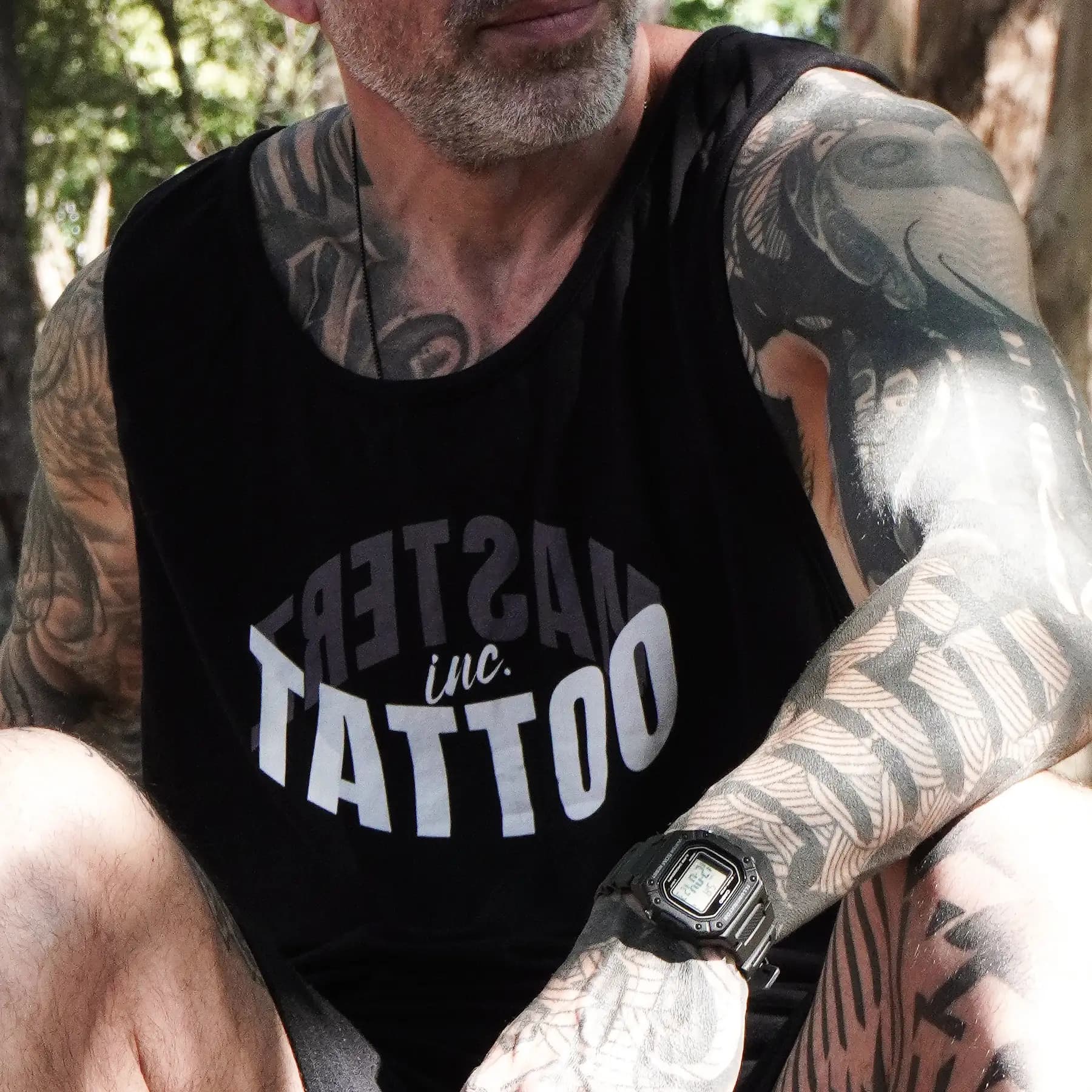 Regata preta MasterZ Tattoo vestida no parque