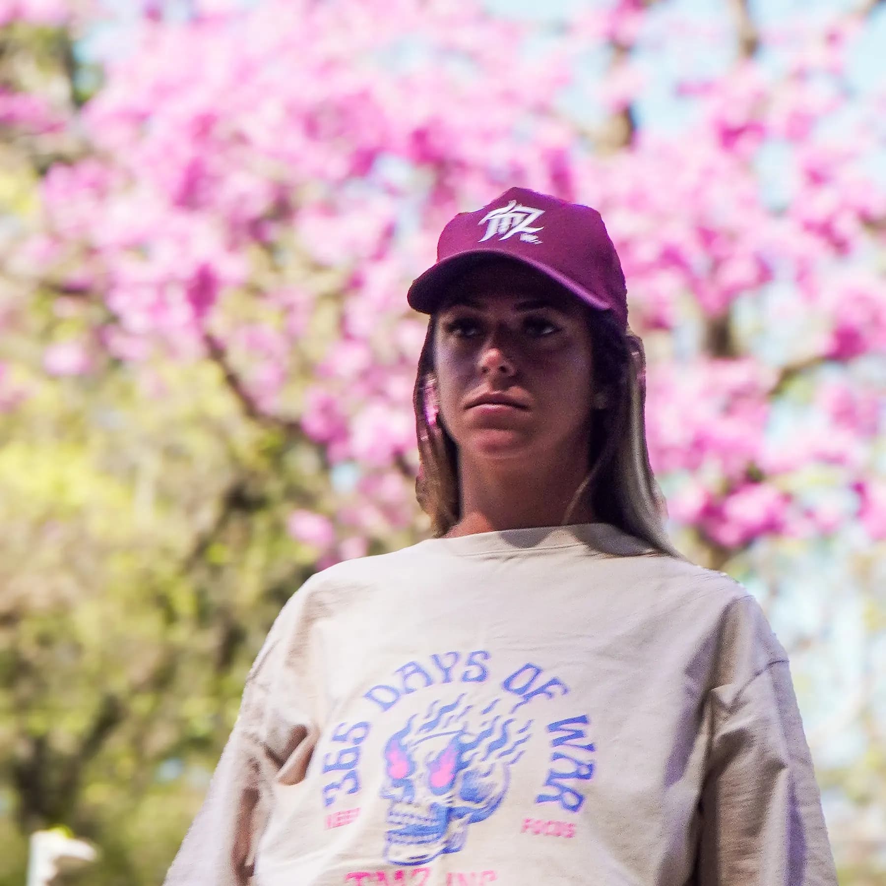 Boné bordô TMZ com camiseta bege da coleção