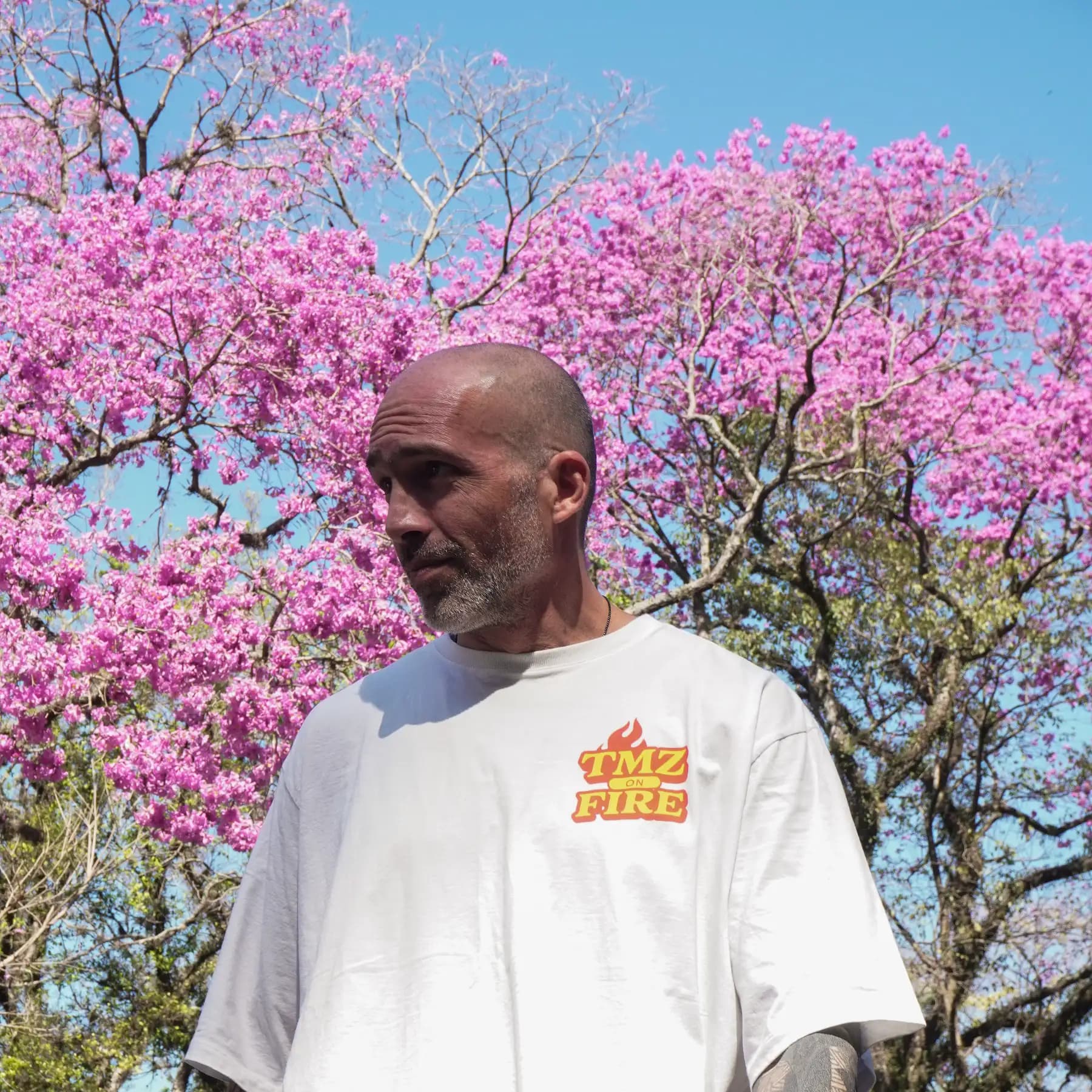 Caimento oversized da camiseta branca TMZ Fire, corpo inteiro