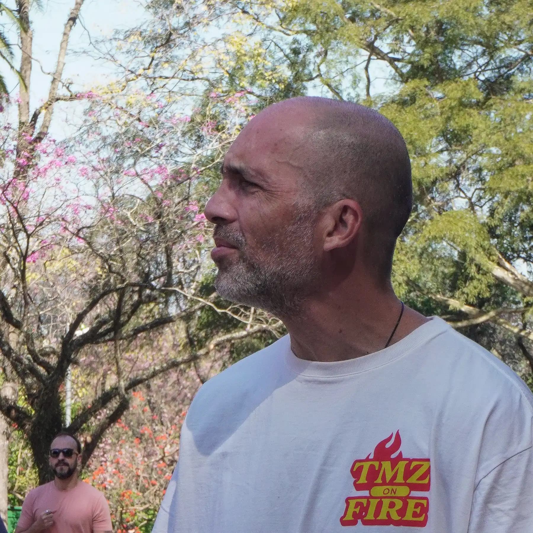 Detalhe da chama TMZ Fire no peito da camiseta